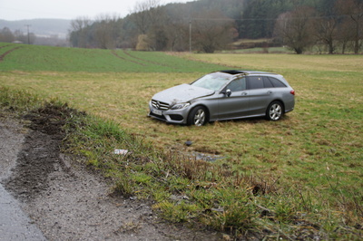 Weil der Stadt: Pkw zu schnell in die Kurve und landet im Acker.